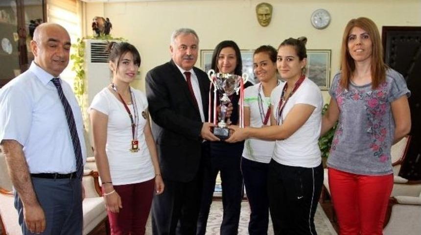 Bilek G&uuml;reşinde Dereceye Giren &Ouml;ğrencilere Kol Saati Hediyesi