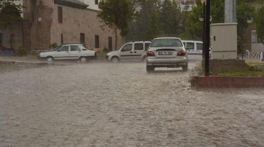 Yağmur Pınarbaşı &Ccedil;ift&ccedil;isinin Y&uuml;z&uuml;n&uuml; G&uuml;ld&uuml;rd&uuml;