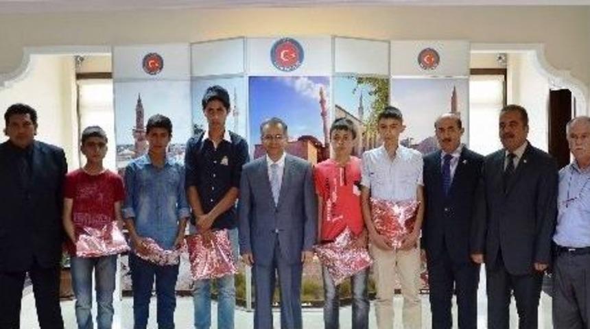 U 16 Lig Şampiyonu Sporculardan Vali Tapsız&rsquo;a Ziyaret
