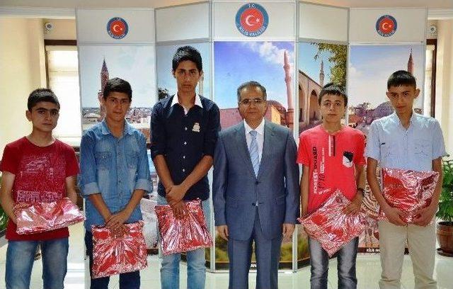 U 16 Lig Şampiyonu Sporculardan Vali Tapsız’a Ziyaret