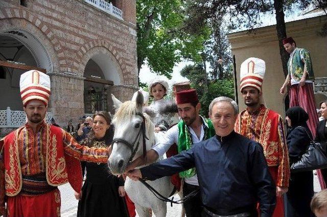 Cami Avlusunda Sünnet Düğünü