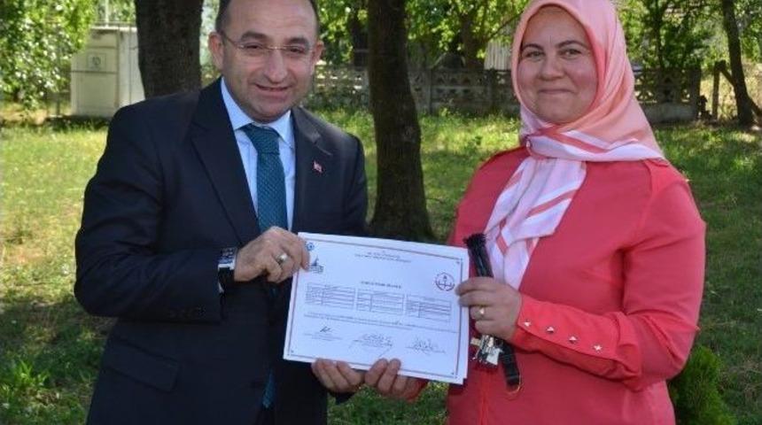 Başkan &Uuml;z&uuml;lmez Kursiyerlerin Heyecanına Ortak Oldu