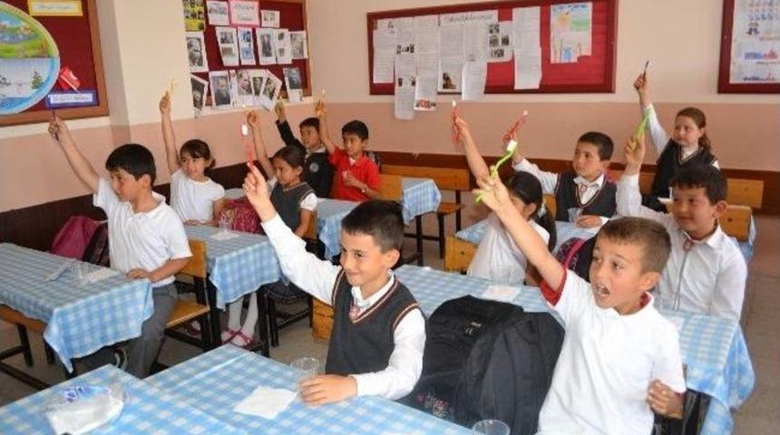 Niğde'de &Ccedil;ocuklar Diş Fır&ccedil;alamaya Teşvik Ediliyor