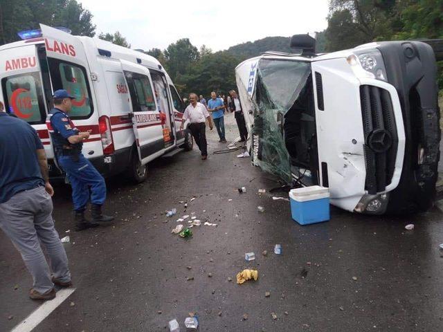 Zonguldak'ta yolcu minibüsü devrildi: 10 yaralı