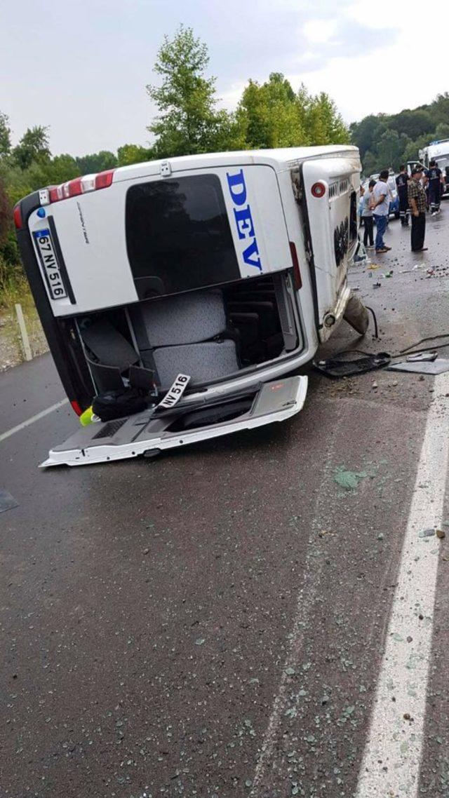 Zonguldak'ta yolcu minibüsü devrildi: 10 yaralı