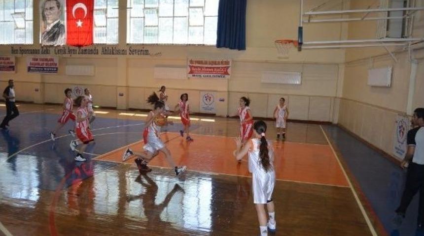 Basketbol Şampiyonası Kıran Kırana Ge&ccedil;iyor