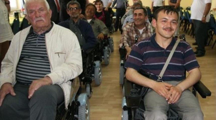 Makama Gelen &Ccedil;i&ccedil;ekleri Satarak 12 Engelliye Ara&ccedil; Aldı