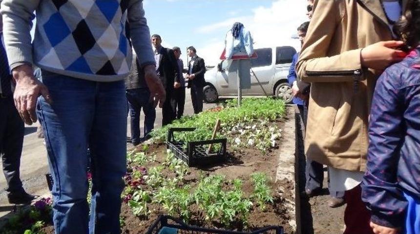 Kars Belediye Başkanı Yol, Kaldırım Ve Refuj &Ccedil;alışmalarını Yerinde G&ouml;rd&uuml;