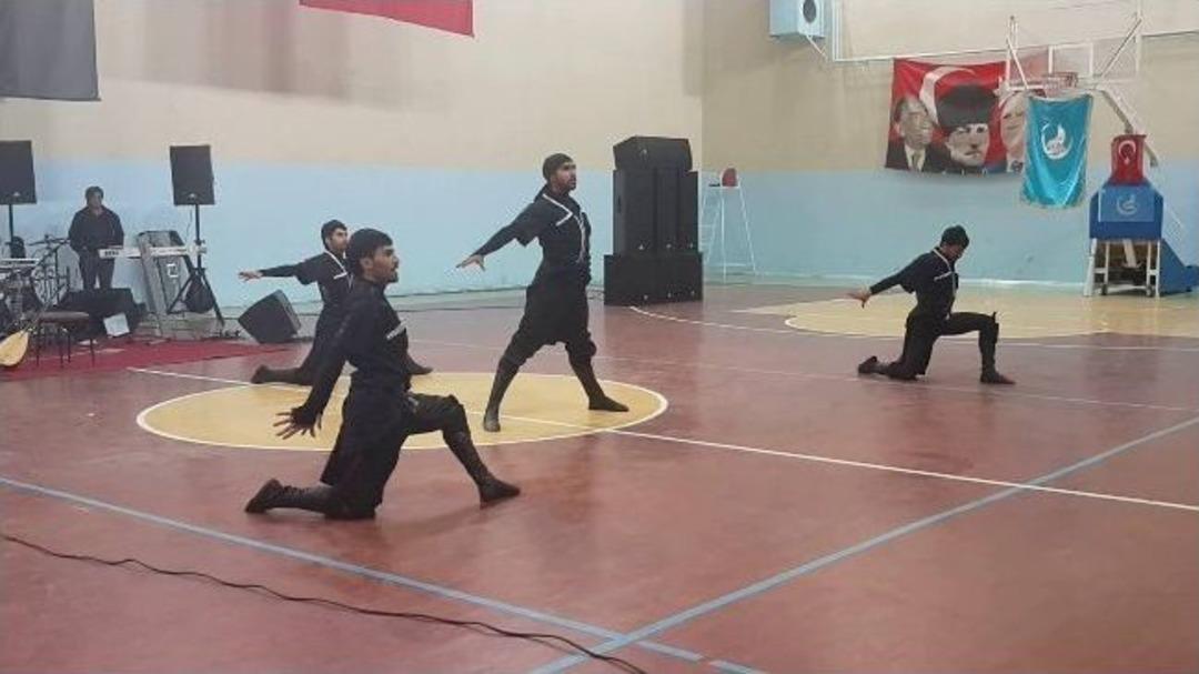 Sarıkamış&rsquo;ta &lsquo;t&uuml;rk&rsquo;&uuml;n Kutlu Y&uuml;r&uuml;y&uuml;ş&uuml;&rsquo; Gecesinde Sanat&ccedil;ı Osman &Ouml;ztun&ccedil; Sahne Aldı