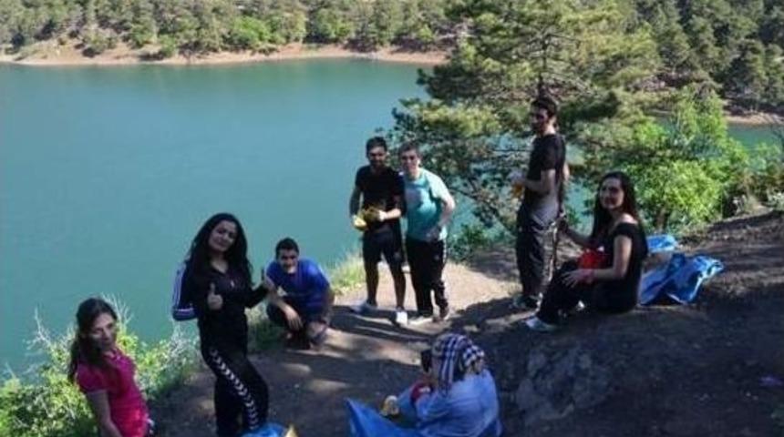 &Uuml;niversiteliler Borabay G&ouml;l&uuml;&rsquo;n&uuml; Temizledi