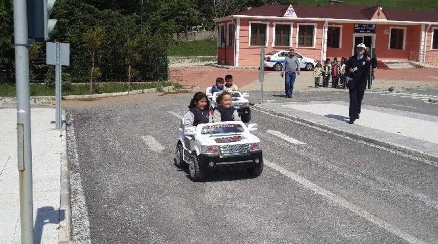 Minikler Trafik Eğitim Parkında Trafik Kurallarını Uygulamalı &Ouml;ğreniyor