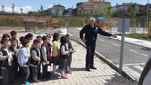 Minikler Trafik Eğitim Parkında Trafik Kurallarını Uygulamalı Öğreniyor