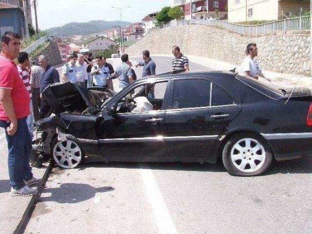 Gölcük’te Trafik Kazası: 5 Yaralı