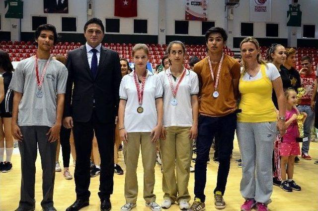 Aliağalı Genç Sporculardan Anlamlı Mücadele