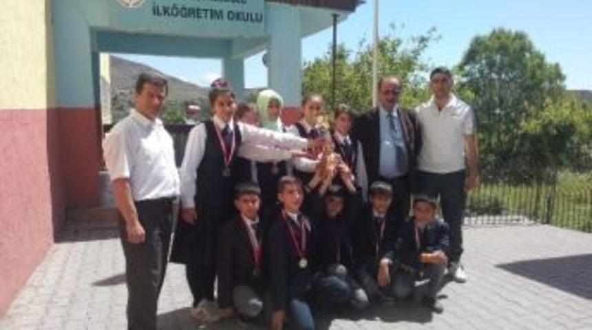 Başarılı &Ouml;ğrenciler &Ouml;d&uuml;llendirildi