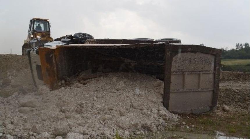 &Ccedil;akıl Y&uuml;kl&uuml; Kamyon Devrildi: 1 Yaralı