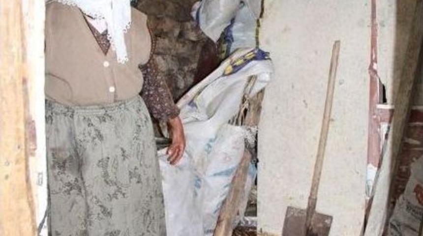 Narman&rsquo;da Sağanak Yağış Sel Getirdi