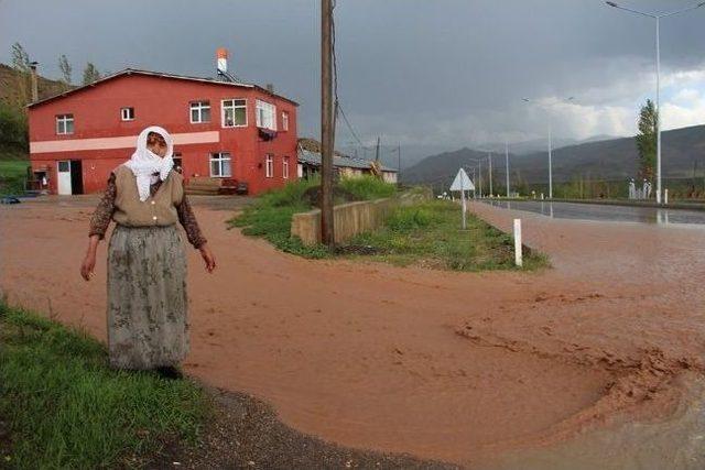 Narman’da Sağanak Yağış Sel Getirdi