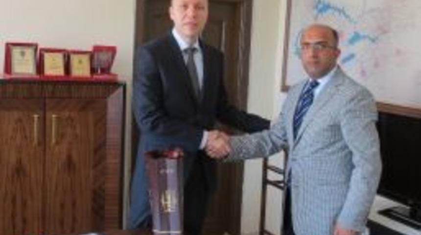 Elazığ Tuhafiyeciler Esnaf Odası Başkanı Ulaş'tan Baskil Kaymakamına Ziyaret