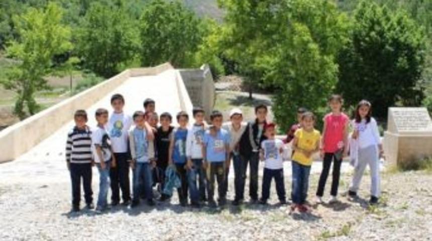 &Ouml;ğrenciler Tarihi Yerleri Gezdi