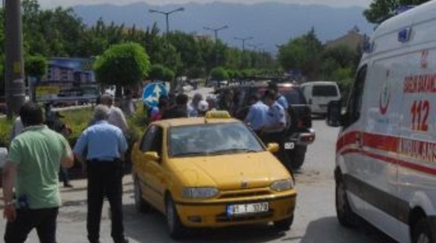 Kavşakta &Uuml;&ccedil; Ara&ccedil; Birbirine Girdi