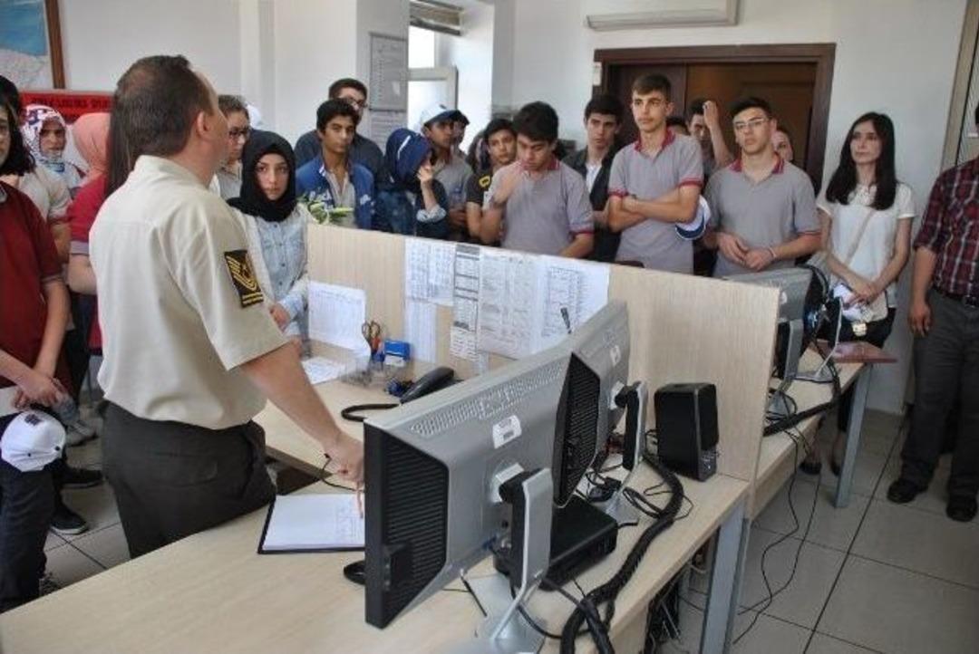 &Ouml;ğrenciler Sakarya İl Jandarma Komutanlığı'nı Gezdiler