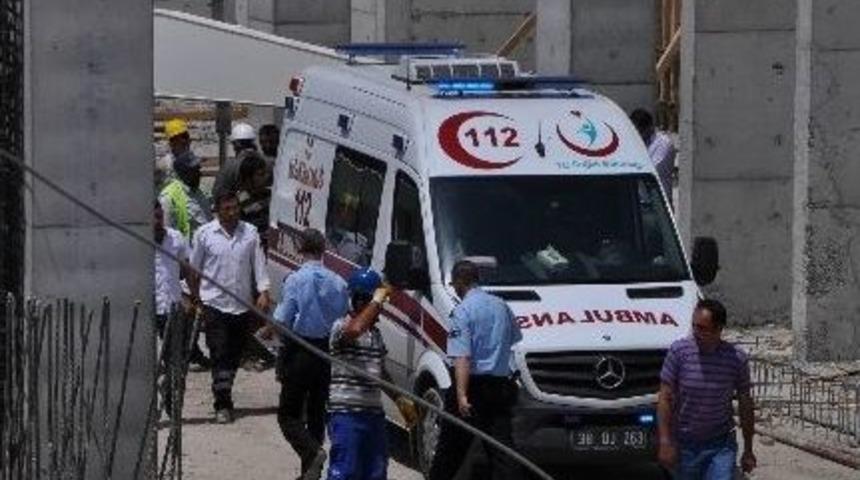 Yaralanan İş&ccedil;iyi Bıraktı, Basın Mensuplarına &Ccedil;attı