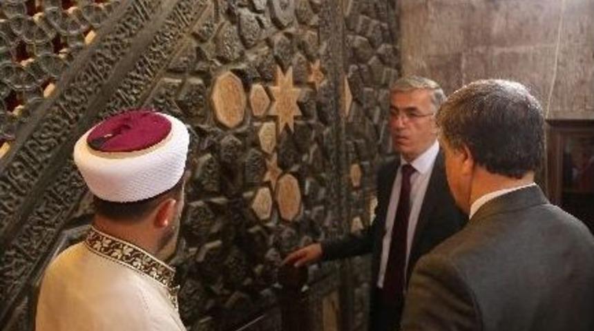 Aksaray'da Ulu Caminin Orijinal Mihrabındaki Restorasyon Tamamlandı