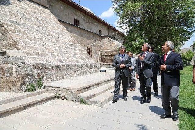 Aksaray'da Ulu Caminin Orijinal Mihrabındaki Restorasyon Tamamlandı