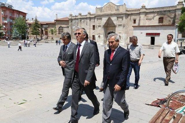 Aksaray'da Ulu Caminin Orijinal Mihrabındaki Restorasyon Tamamlandı