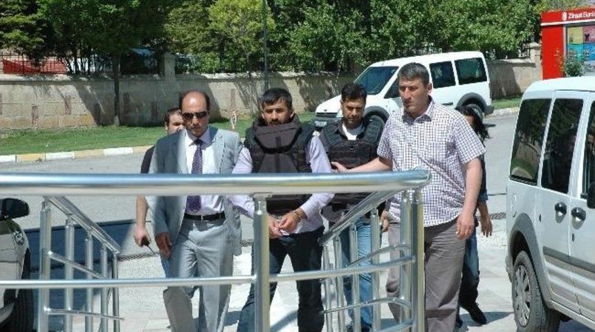 Karısını &Ouml;ld&uuml;ren Zanlı Adliyeye Sevk Edildi