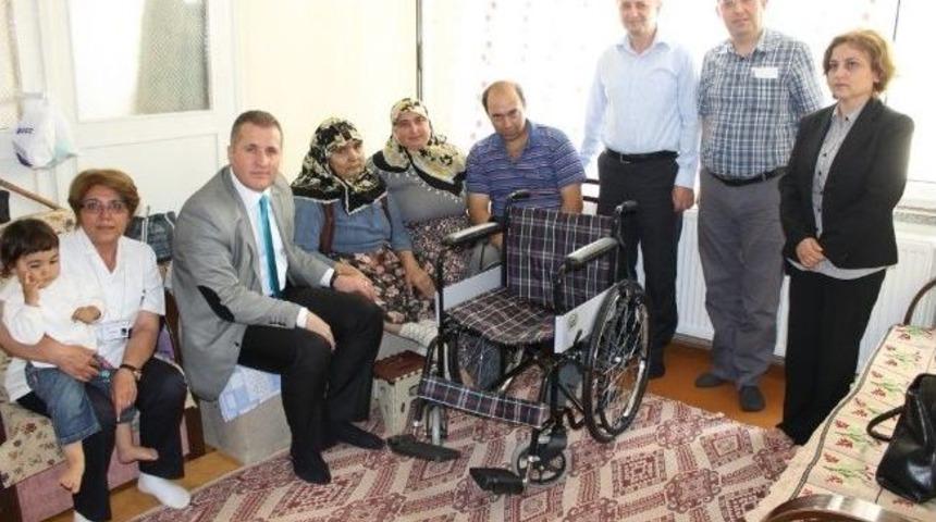 Bilecik Kamu Hastaneleri Birliği'nden Diyaliz Hastasına Tekerlekli Sandalye Yardımı