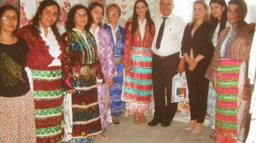 Burhaniye&rsquo;deki Sergide Renkli G&ouml;r&uuml;nt&uuml;ler Oluştu