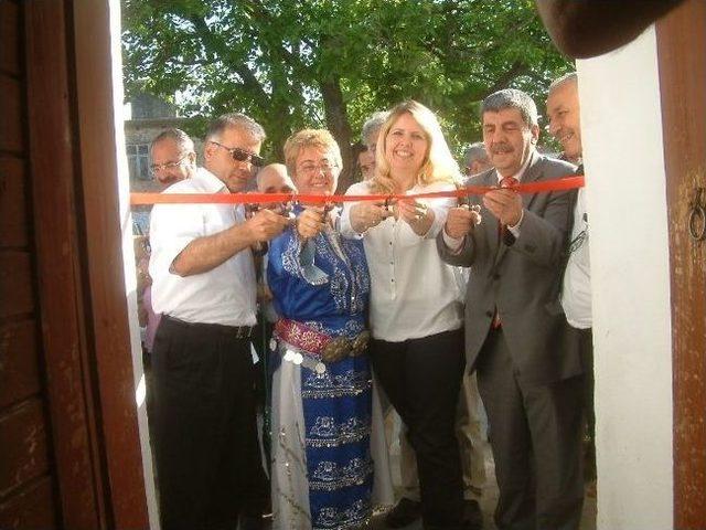 Burhaniye&rsquo;deki Sergide Renkli G&ouml;r&uuml;nt&uuml;ler Oluştu 1