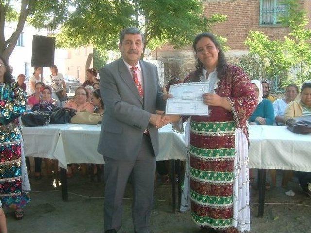 Burhaniye&rsquo;deki Sergide Renkli G&ouml;r&uuml;nt&uuml;ler Oluştu 2