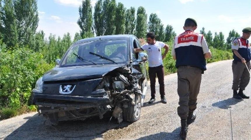 Adıyaman&rsquo;da İki Otomobil &Ccedil;arpıştı: 5 Yaralı