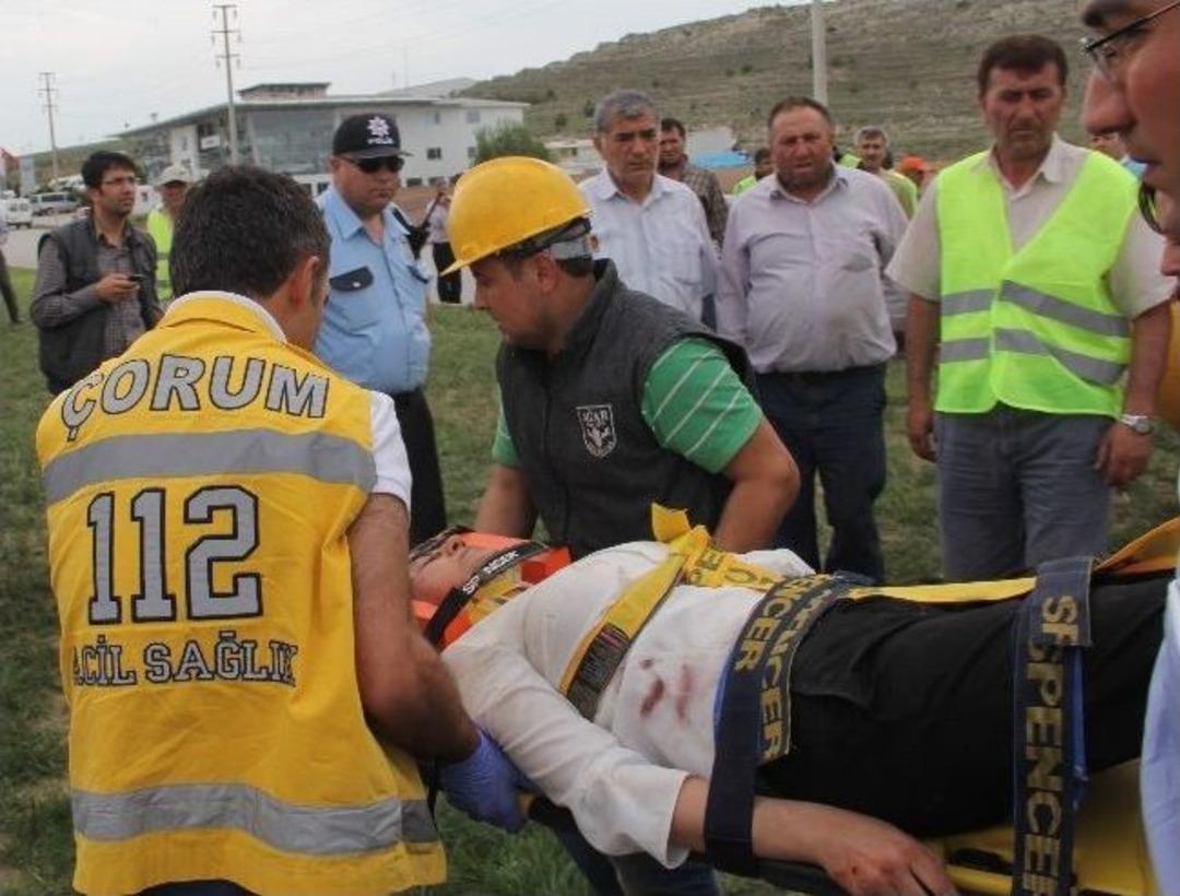 Otomobil K&uuml;spe Y&uuml;kl&uuml; Tır&rsquo;ın Altına Girdi: 3 Yaralı