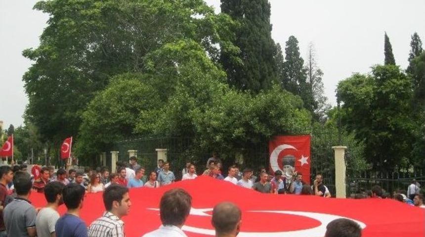 Ege &Uuml;niversitesinde Karşıt G&ouml;r&uuml;şl&uuml; &Ouml;ğrenciler Arasında Gerginlik Yaşandı