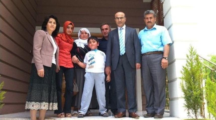 Demirtaş &Ccedil;ifti Minik Caner&rsquo;i Evlerinde Ağırladı