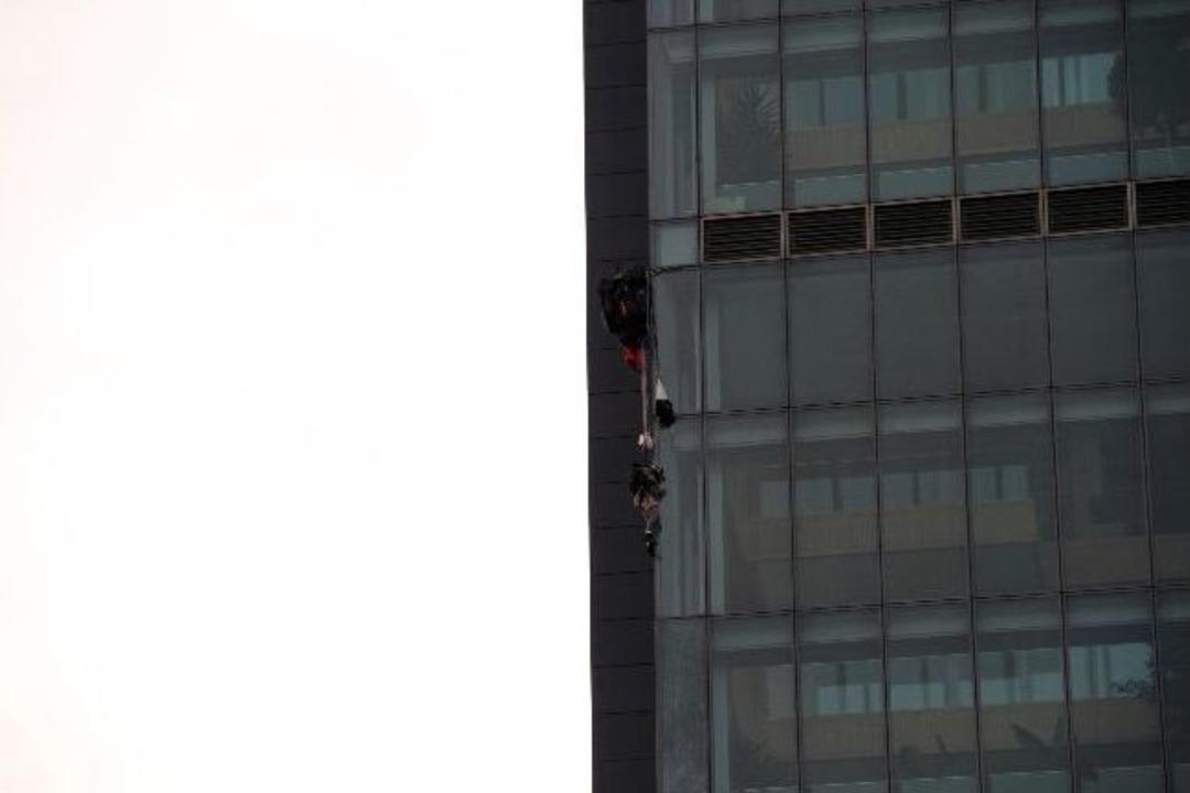 Havada Asılı Kalan Paraş&uuml;t&ccedil;&uuml;, Cam Asans&ouml;r&uuml;yle Kurtarıldı