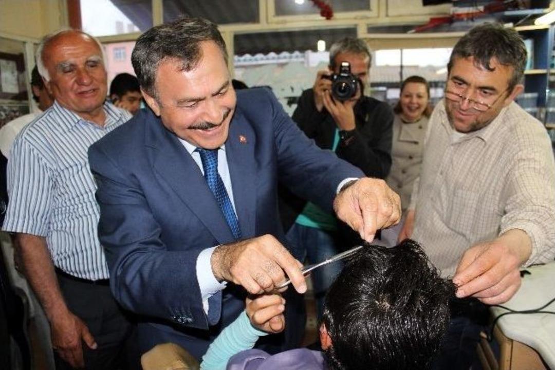 Bakan Eroğlu Girdiği Berber D&uuml;kkanında Bir &Ccedil;ocuğu Tıraş Etti