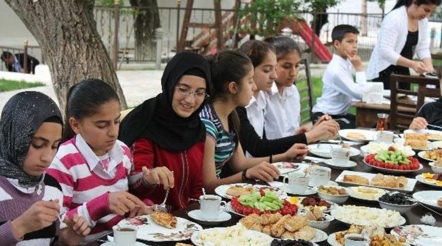 Kulp Kaymakamı Maraşlı, Başarılı &Ouml;ğrencileri Konutunda Ağırladı