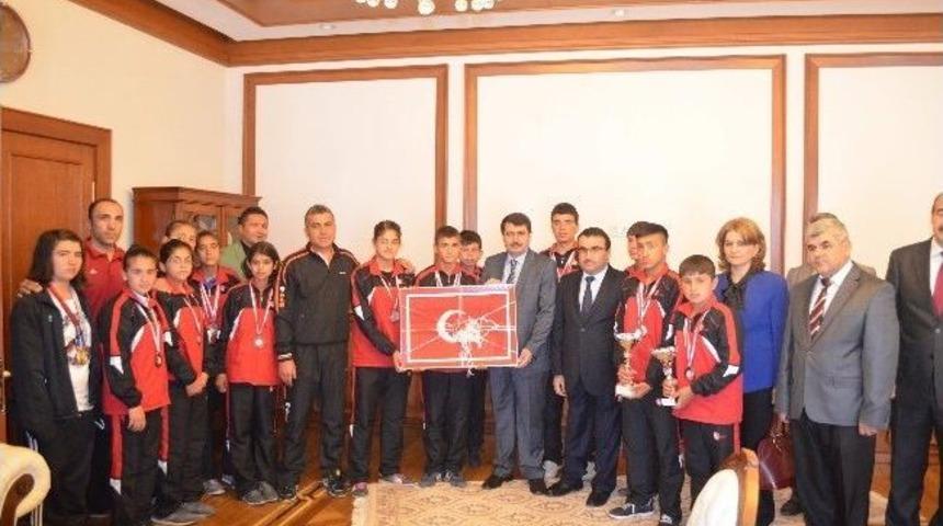 Vali Vasip Şahin, Engelli Sporculara Hediye Verdi