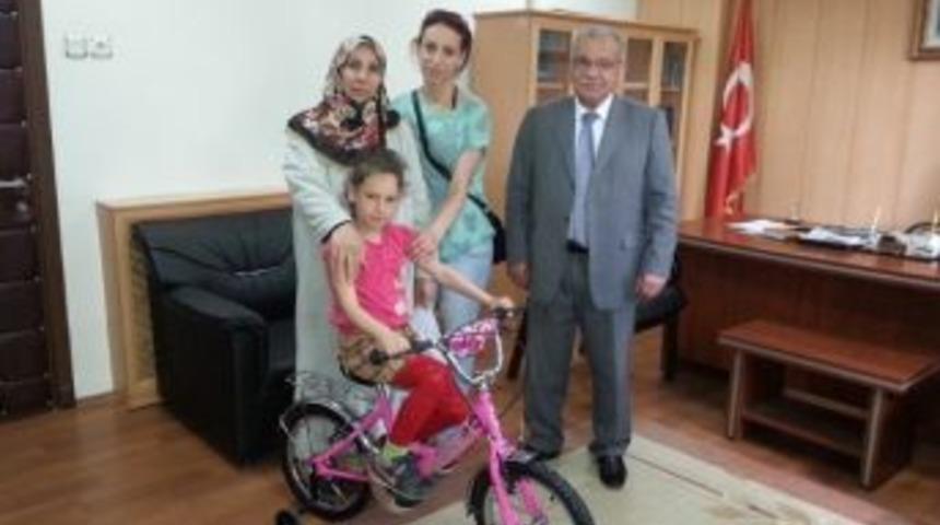 Tekirdağ İl M&uuml;ft&uuml;s&uuml; Mahmut G&uuml;rlen, Minik Sudenaz&rsquo;a Mektuptaki Pembe Bisikleti Hediye Etti