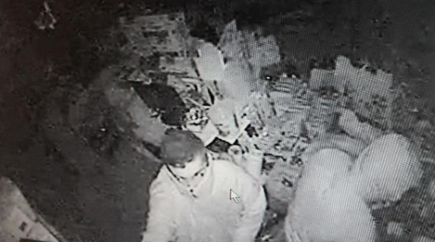 Marketten 5 Bin Tl&rsquo;lik Sigara &Ccedil;aldılar