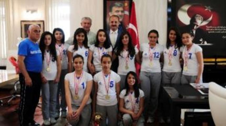 Şampiyonlardan Akg&uuml;l&rsquo;e Ziyaret