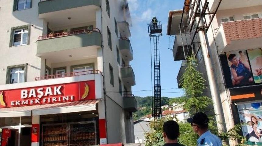 D&ouml;rt Katlı Binanın &Ccedil;atısında &Ccedil;ıkan Yangın Korkuttu