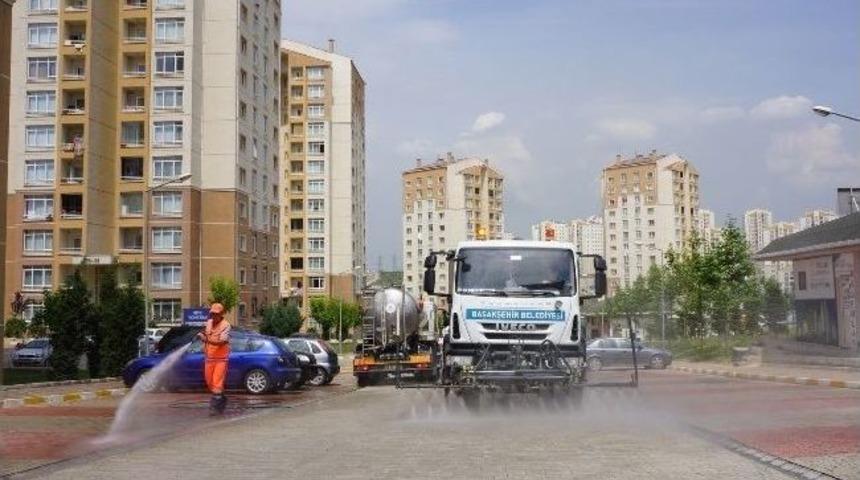 Başakşehir&rsquo;de Siteler Belediye Tarafından Temizleniyor