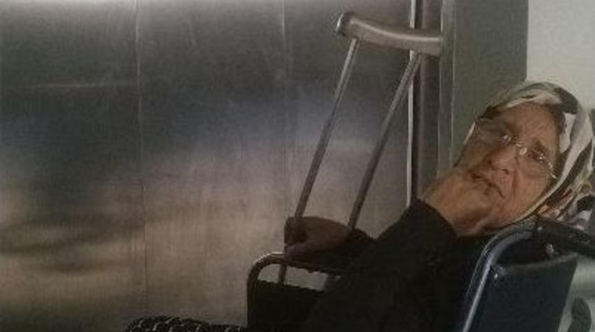 Asans&ouml;rler Bakımda Olunca G&ouml;revlilerin Yardımıyla Yukarı &Ccedil;ıkartıldı