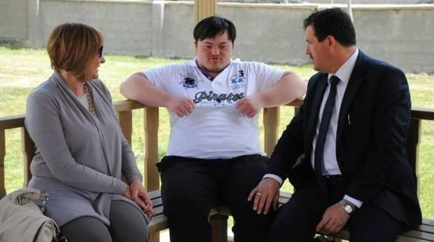 Eskişehir Milli Eğitim M&uuml;d&uuml;r&uuml; &Ouml;zen, &Ouml;zel İş Uygulama Merkezini Ziyaret Etti